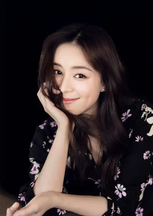 张静初穿小碎花睡衣亮相 满身柔情尽显身段