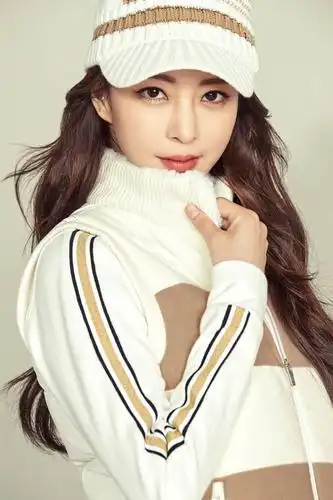 新浪娱乐讯 韩国女艺人韩艺瑟的一组品牌宣传照不久前在网上曝光,吸引