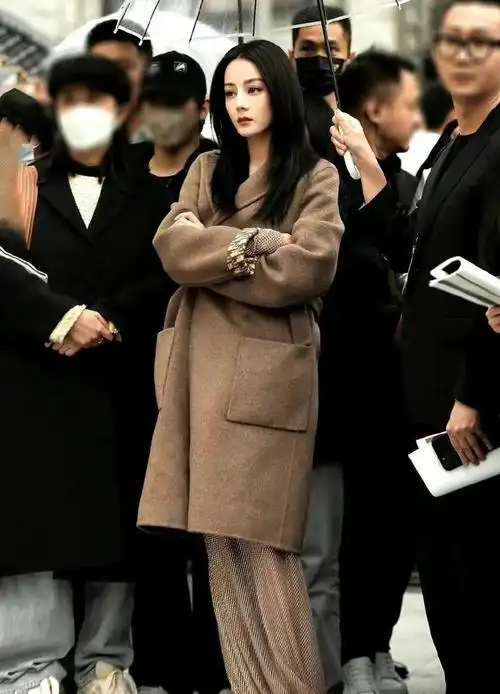 迪丽热巴线下活动寒风中穿短裙瑟瑟发抖助理蹲地提裙摆被喷