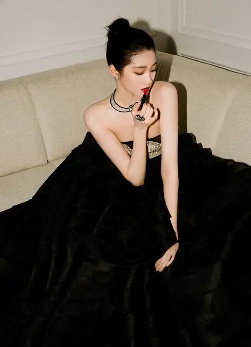 关晓彤戛纳黑色闪钻礼服##关晓彤戛纳东方明媚妆