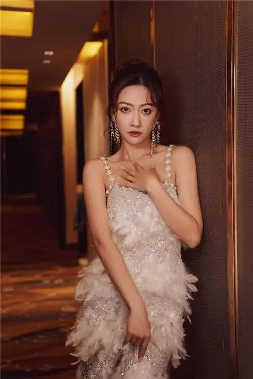 余玥层叠羽毛裙亮相红毯尽显大气温润气质
