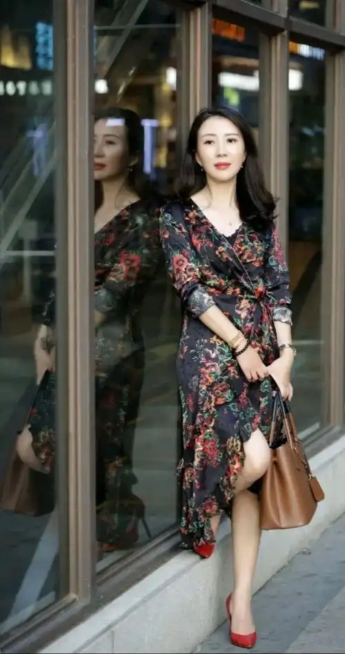 成熟优雅知性美女