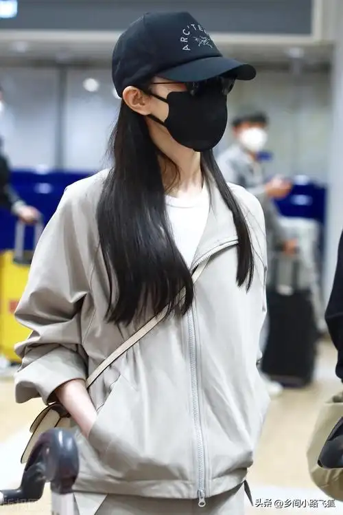 宋轶现身北京机场,身穿灰色休闲套装运动感十足