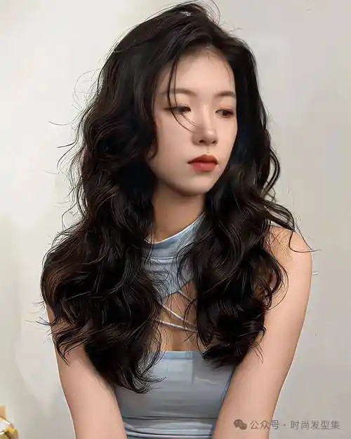 复古卷发这样的发型,不仅能够柔化面部轮廓,更能为整体形象增添一份