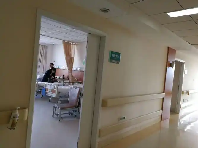 干净明亮的病房