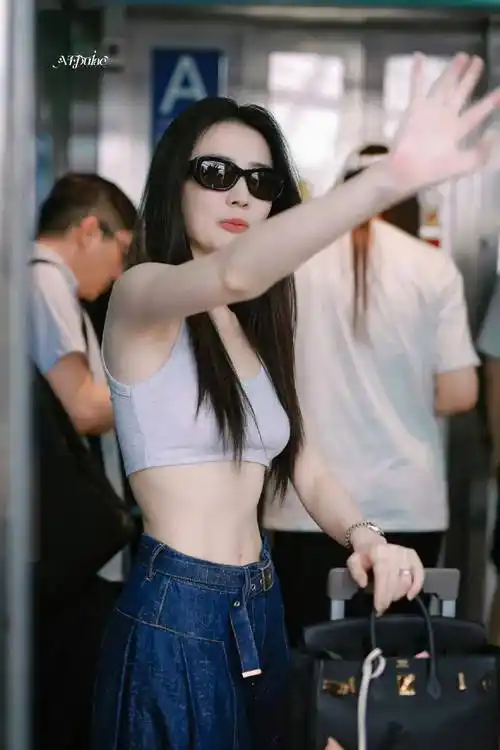 徐璐今天现身机场路透造型,吊带背心搭配牛仔裤,清爽性感,美女身材好