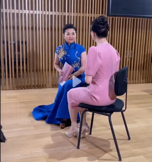 张也穿旗袍身段匀称丰满,不减肥更健康,私下穿着朴素不像歌唱家_显得