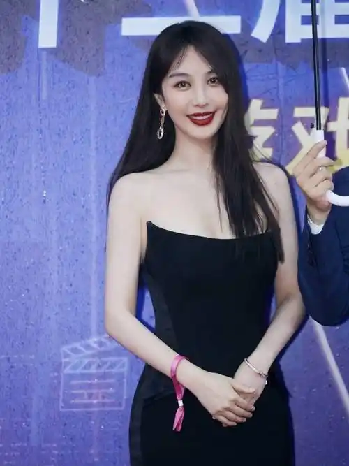 李菲儿亮相北影节游戏动漫电影单元 吊带黑裙高贵冷艳秀锁骨_北京