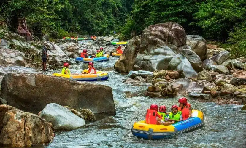 2亿元的九瀑峡漂流重点项目开工建设,通过完善水库,公路,游步道,游客