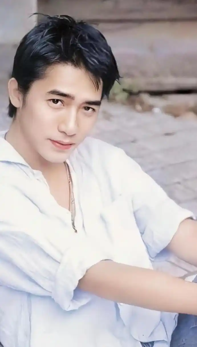 梁朝伟年轻时不是特别帅,属于大众脸,但是身上却散发出迷人的气质,这