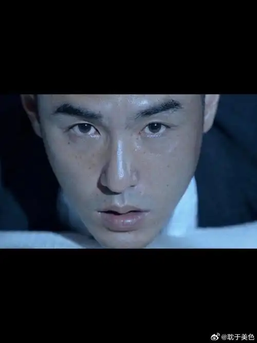 阮经天28岁就是影帝了#  阮经天 垫肩西装加寸头 原地封神!