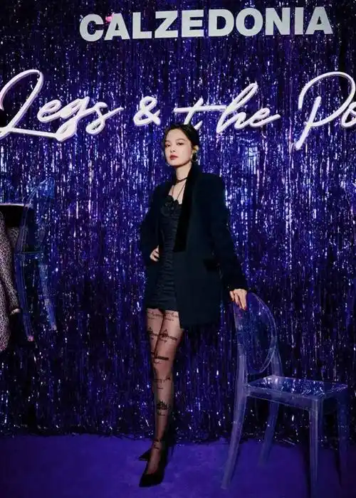 当辛芷蕾穿上黑色丝袜时,粉丝们说:是我梦中情人的样子_梦想_实力