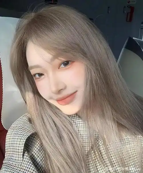 夏天女生必试的时尚减龄发色,黄肤色女生也能驾驭,显白又有个性