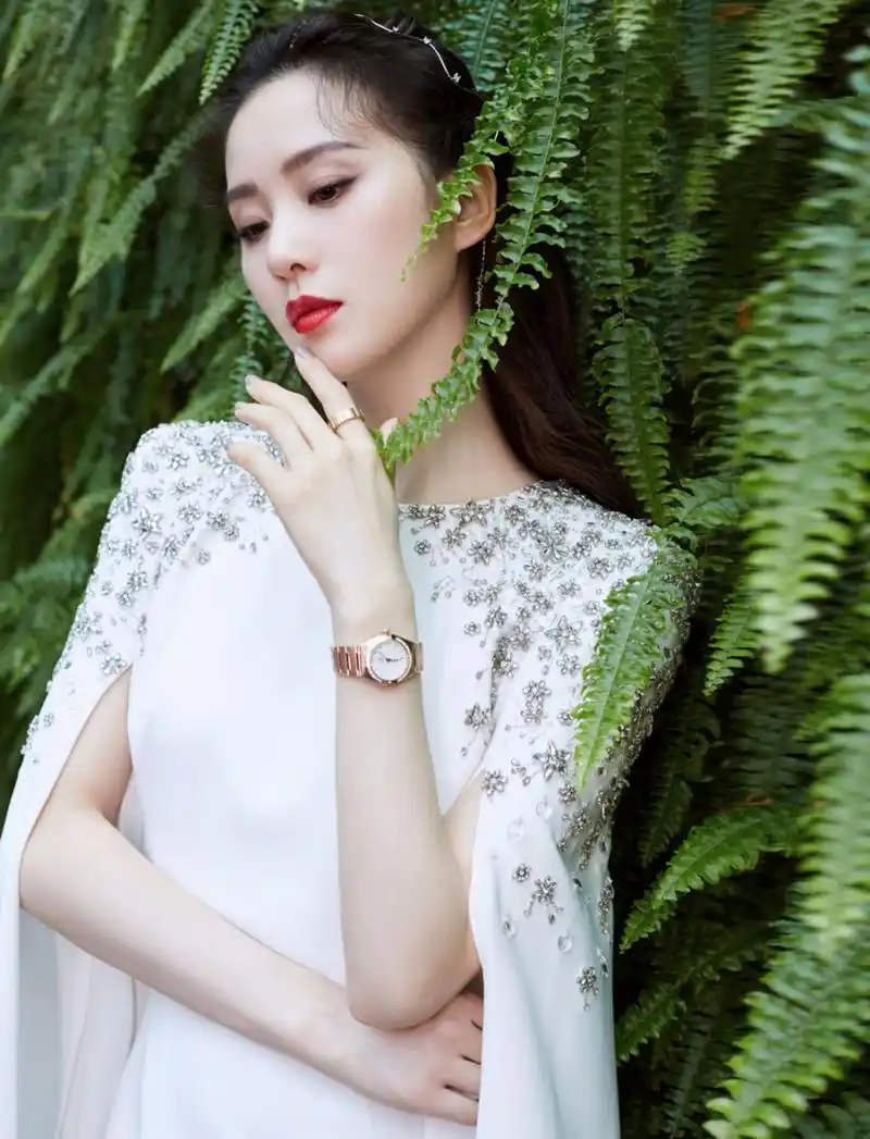 刘诗诗穿白色礼服裙美丽大方显气质