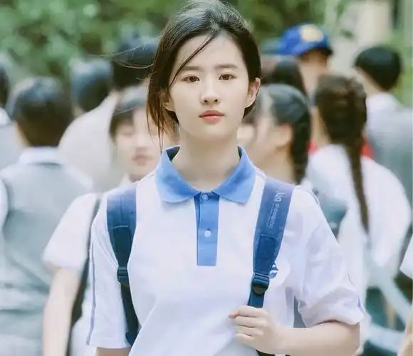 刘亦菲自爆上学时没人追,看了她的学生照后,我也不敢追