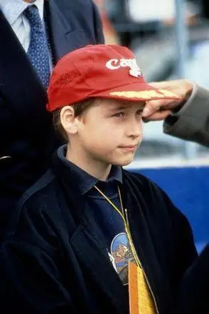 粉丝们纷纷称赞小王子与他的父亲威廉王子越来越像了,甚至还有人说