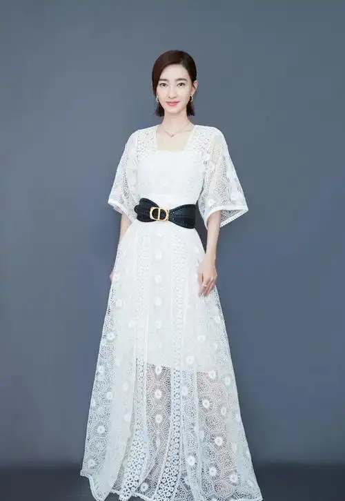 王丽坤成新晋"腿精"!西服配短裙秀美腿,一头短发真御姐