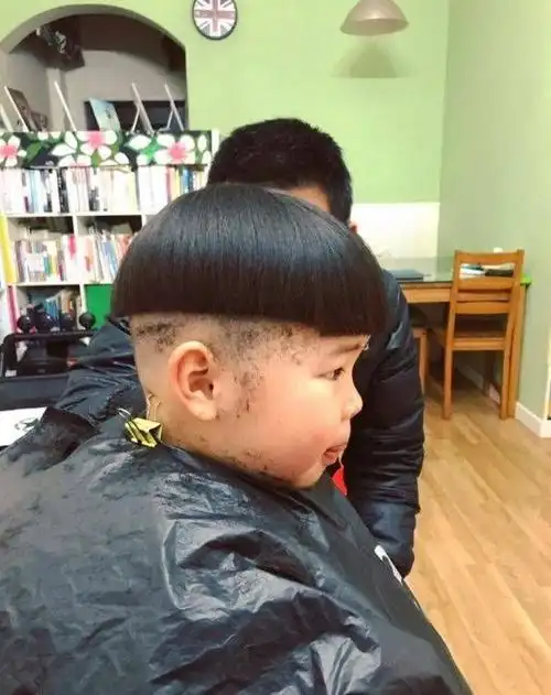 一周后,半个学校都是这种蘑菇头男孩,校长陷入了沉思.