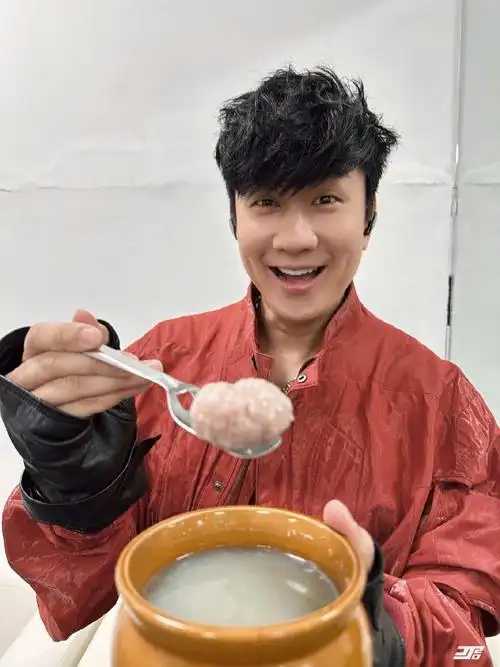 jj20南昌站@林俊杰专属小瓶子来啦,快去捡!"乖,來喝湯了!