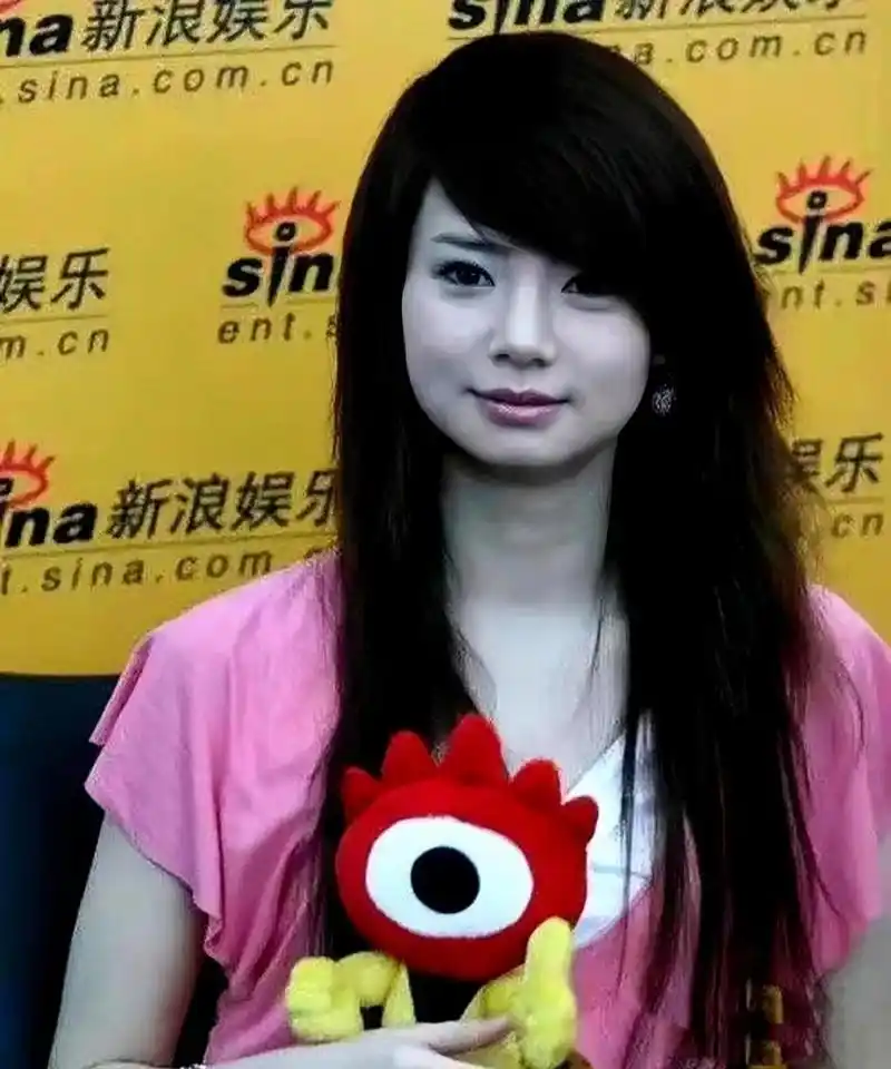 刚出道时的戚薇的"杀马特"造型,下巴有点方,那时的她清纯可爱,满脸