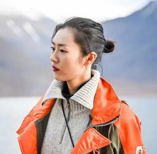 最新一期的节目中,阿雅和超模刘雯一起到北极开启一段