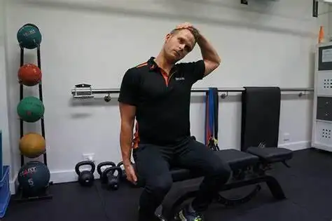 以拉伸斜方肌(肩膀上部,颈部两则)为例