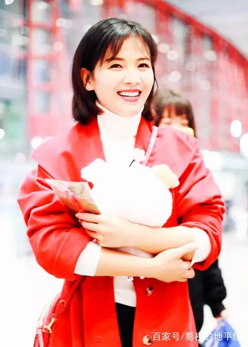 刘涛喜庆红装赴央视春晚,会场露甜美笑容,看着很是喜庆呢