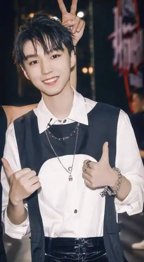 其实王俊凯真正唱属于自己风格的歌曲是从2019年开始,自从三人各自