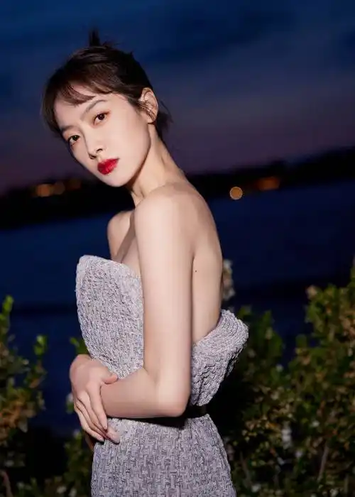 宋茜身穿灰色抹胸长裙大秀玉背!