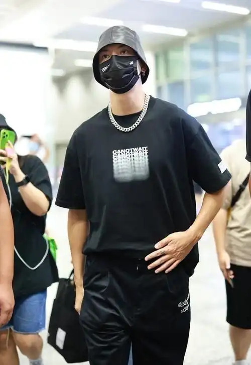 陈伟霆不愧是行走的荷尔蒙百元短袖都能穿出大牌感太帅了