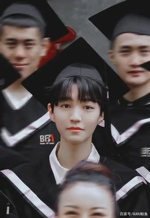 王俊凯回校拍毕业照