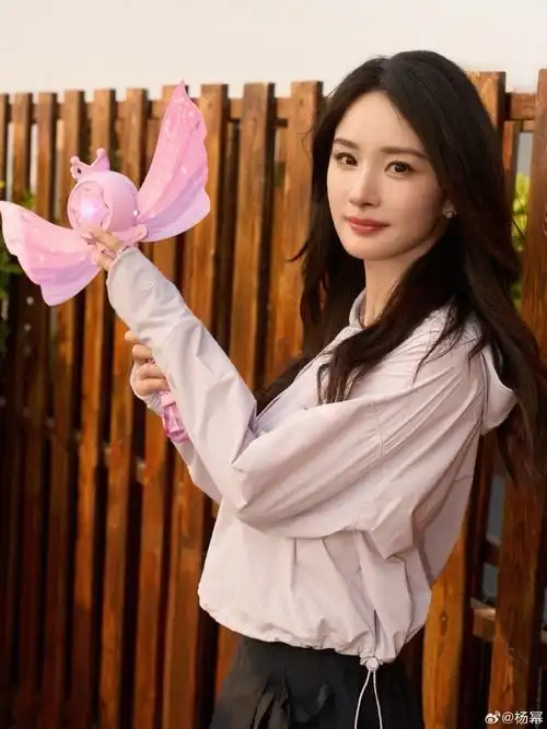 藏在椰汁里的幂幂#近日,杨幂晒出一组夏日粉色系美照,照片中的大幂幂