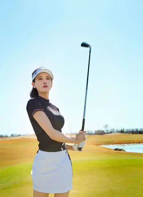 武打女星张蓝心,在蓝天白云下,展示大长腿和骄人身材_高尔夫球_成龙