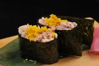 金枪鱼色拉军舰寿司