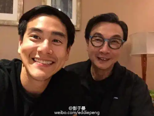 彭于晏合影松仁老爸 开心大笑比剪刀手