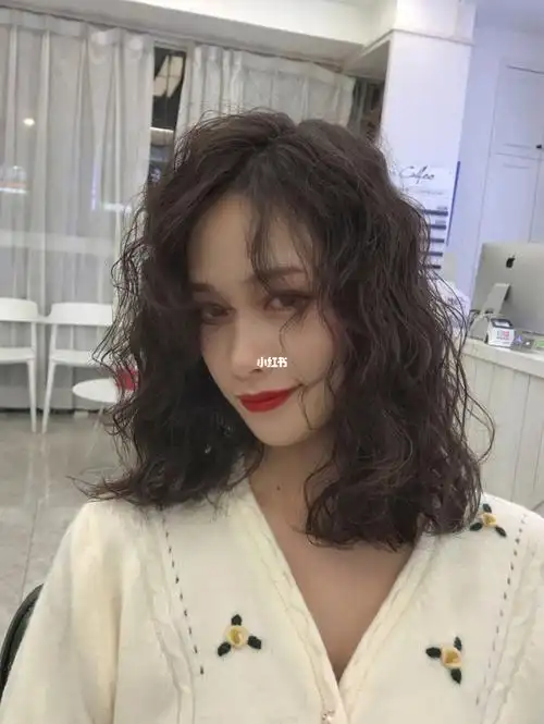 15慵懒蓬松的波浪卷发太适合秋冬季节啦～～7815时尚也很好打理