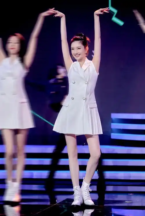 但哪想穿着这款裙子的时候江疏影却把少女感都给彰显了出来