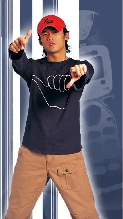 周杰伦晒重返20岁自拍照原来他20年前的品位这么牛x