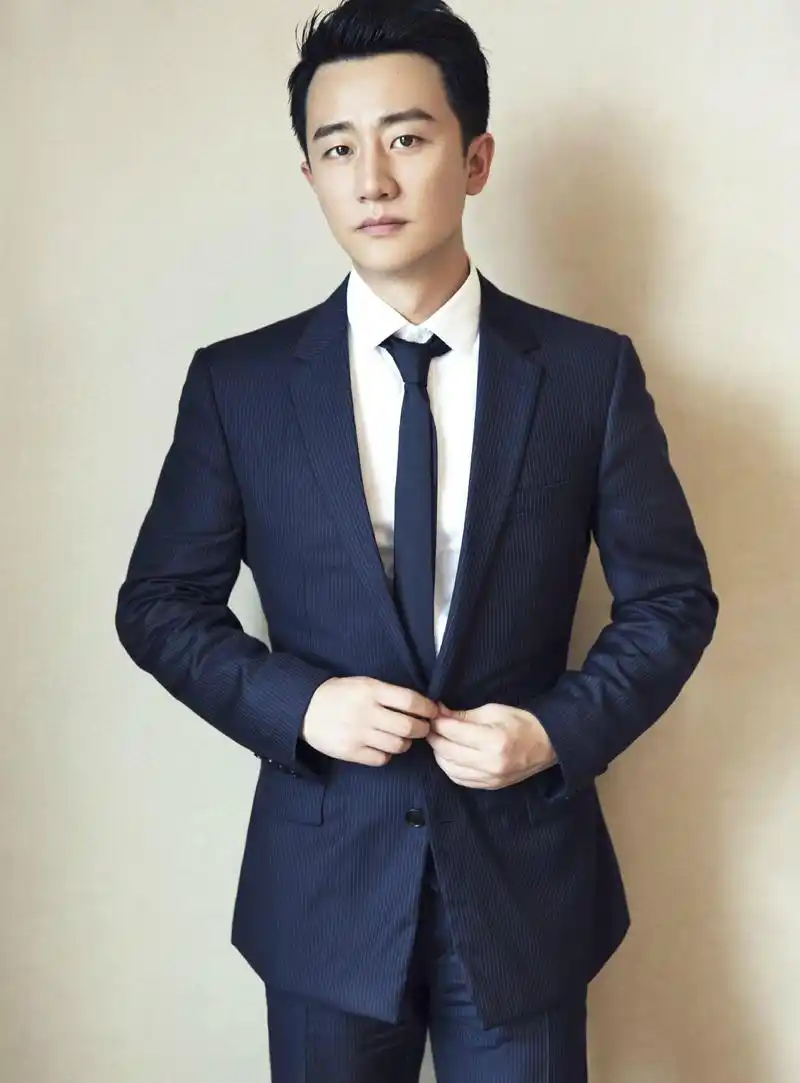 出生于甘肃省兰州市,毕业于北京舞蹈学院,中国内地男演员