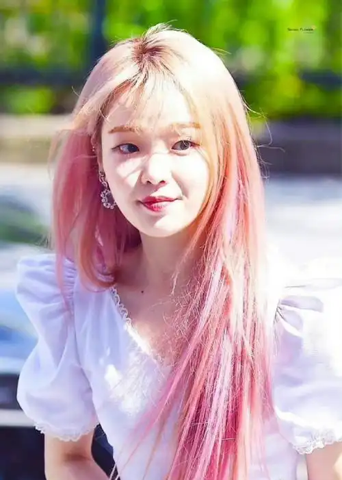 女爱豆的粉发造型#肤色白配上这种粉色头发简直就是人间芭比降世#超