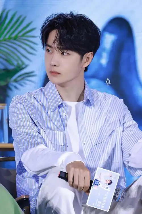 王一博今日活动饭拍 蓝白条纹衬衫造型,清新干净又帅气!