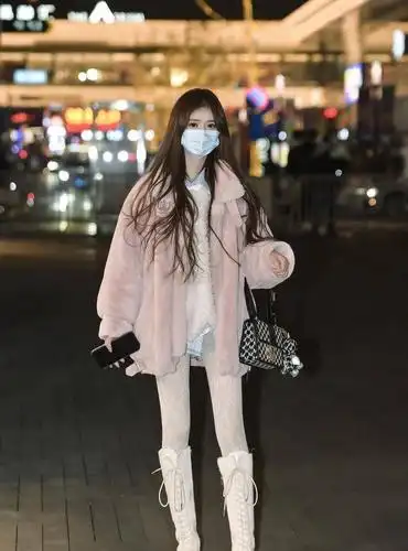 简约不简单的冬季时髦离不开一双白色的长靴完美接招各种风格