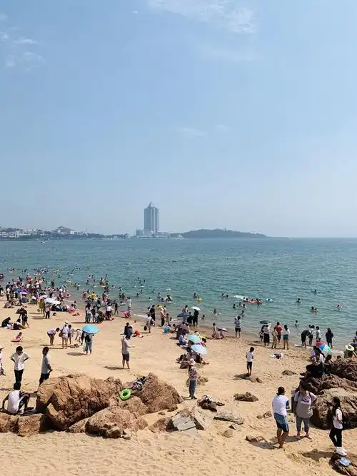 青岛海边的海水浴场有很多,夏天是青岛的旅游旺季,大都是来青岛享受