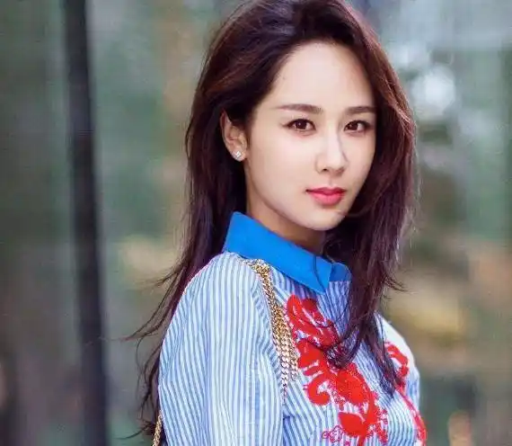 杨紫官宣脱离欢瑞,粉丝却祝贺她脱离苦海,欢瑞坑走的顶流真不少