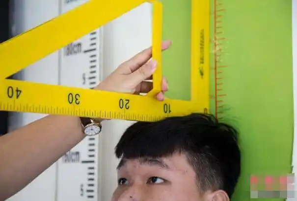 为了上学 这个海南男生脱掉了自己的衣服.