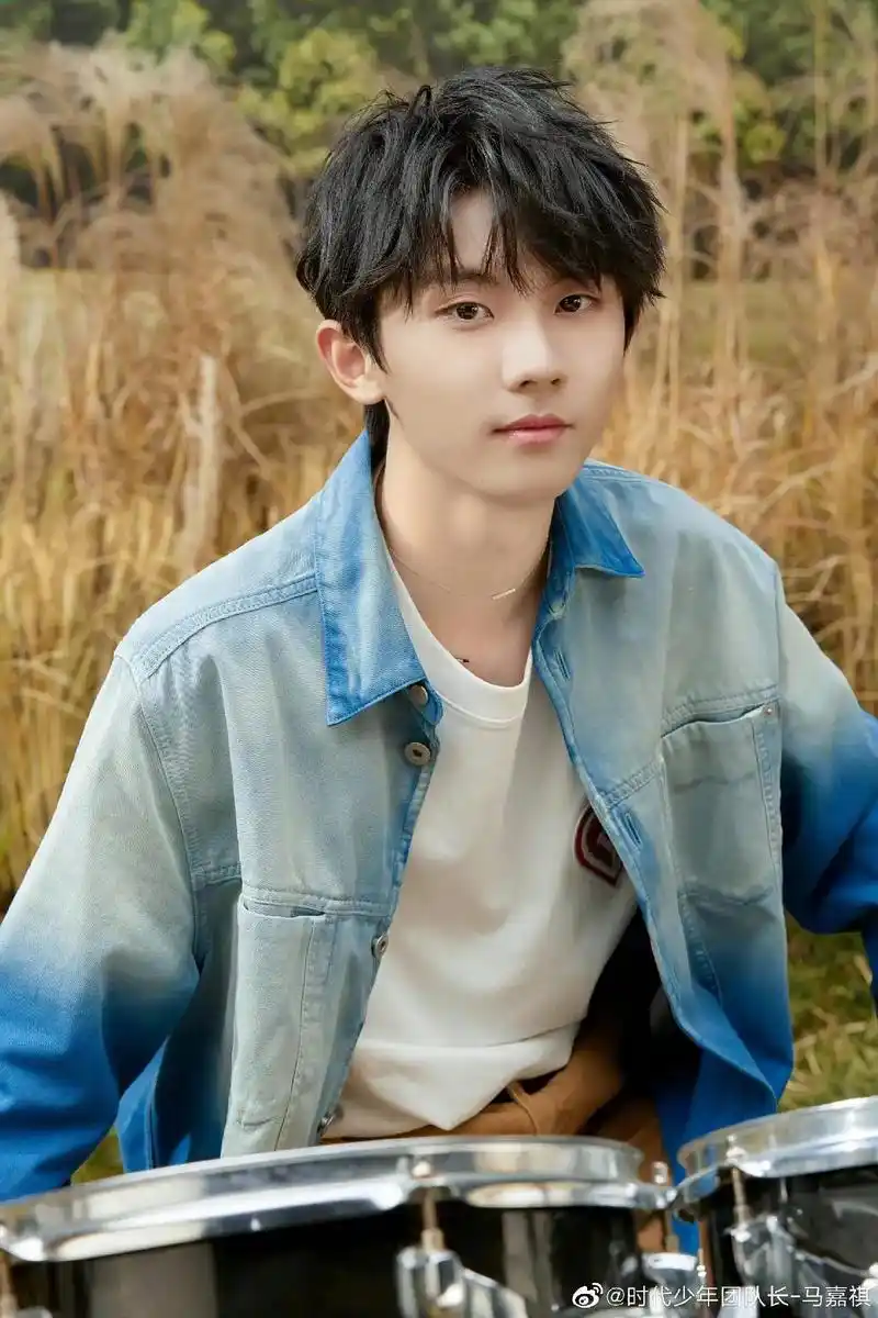 时代少年团麦田写真真是帅帅的,每张都可以当壁纸,选一个人带回 - 抖