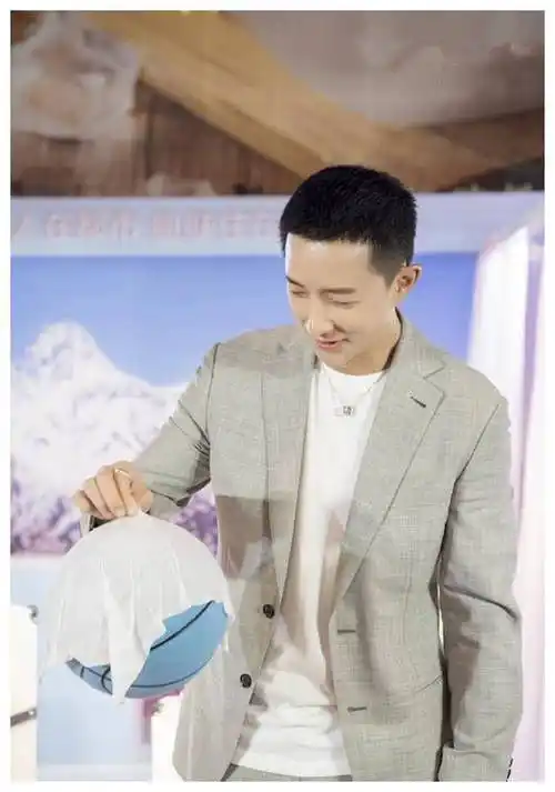 适合男生夏天留的发型,板寸头又流行了,赵又廷的发型精致好看!