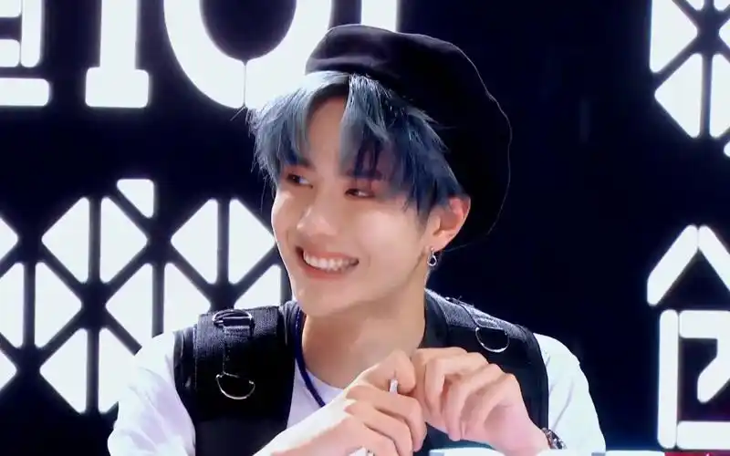 王一博又因为跟粉丝的互动上热搜了,先是王一博在现场接受采访的时候