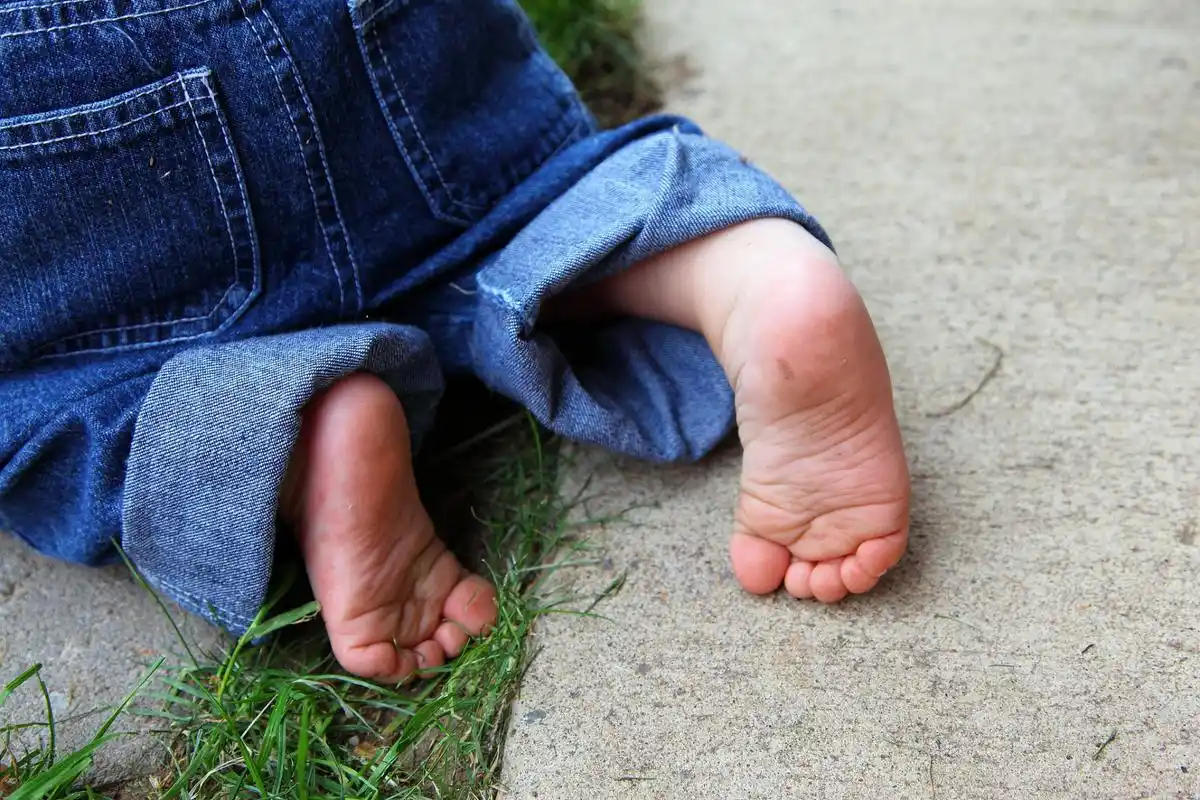 育儿专家:光脚有3大好处   夏天到了,很多宝宝喜欢光着脚跑来跑去.