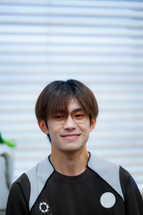 易烊千玺上影节会议生图##易烊千玺上影节会议素颜生图